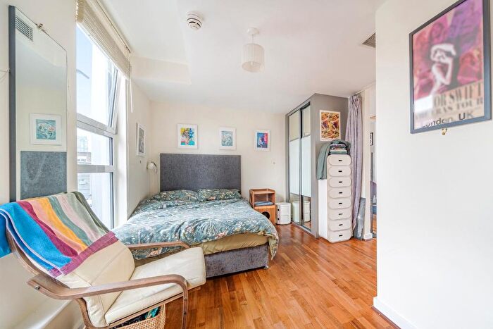 1 Bedroom Flat For Sale In Lamb's Passage, Barbican, London, EC1Y