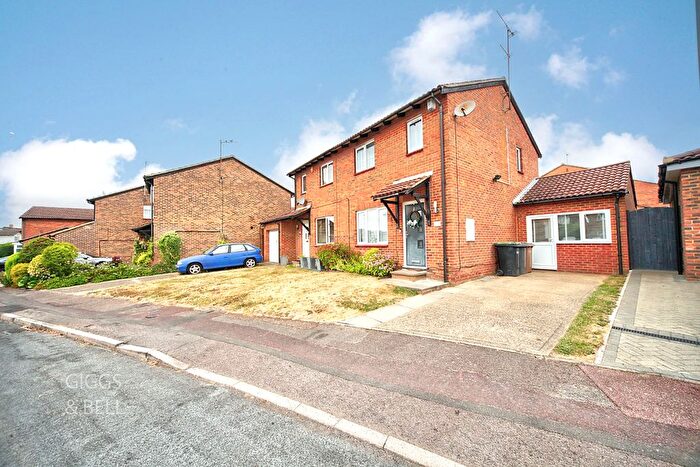 3 Bedroom Semi-Detached House For Sale In Hardwick Green, Luton, Bedfordshire, LU3
