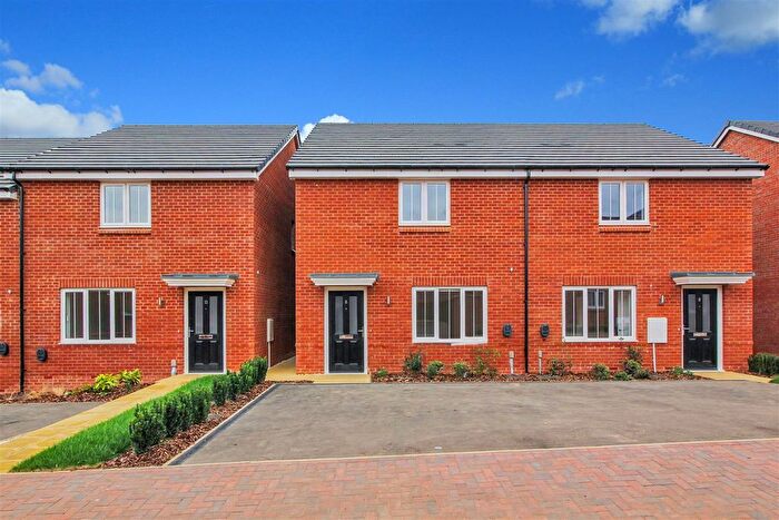 3 Bedroom Semi-Detached House To Rent In , Wheatsheaf Close, Wellingborough, NN8