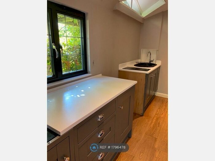 1 Bedroom Flat To Rent In Lammas Lane, Esher, KT10