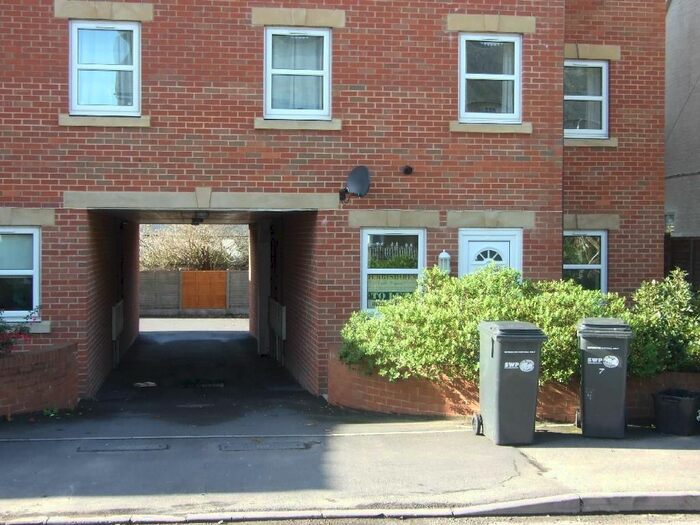 2 Bedroom Flat To Rent In Victoria Avenue, Chard, TA20