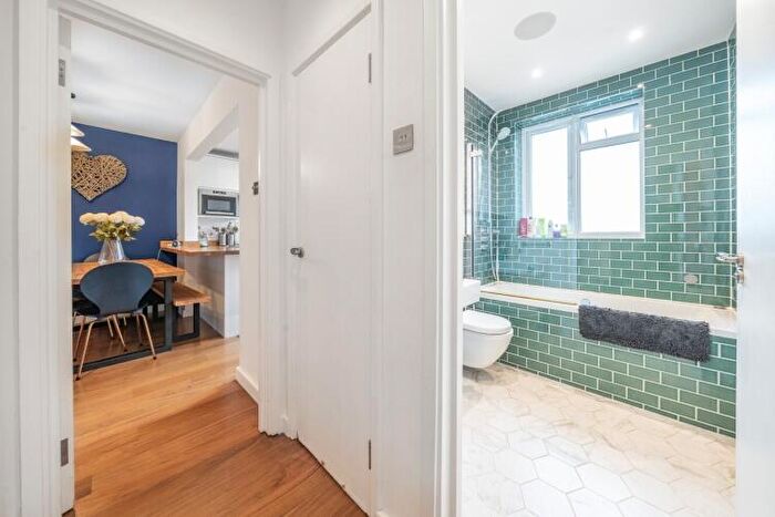 2 Bedroom Flat To Rent In Devereux Road London, SW11
