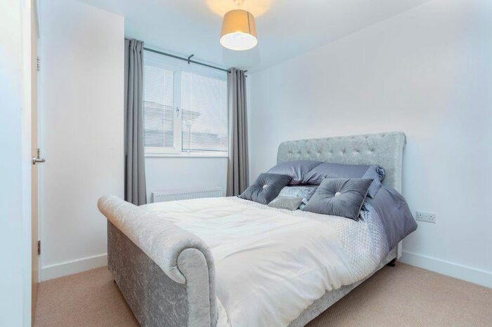 2 Bedroom Flat To Rent In Cantelupe Road, East Grinstead, RH19