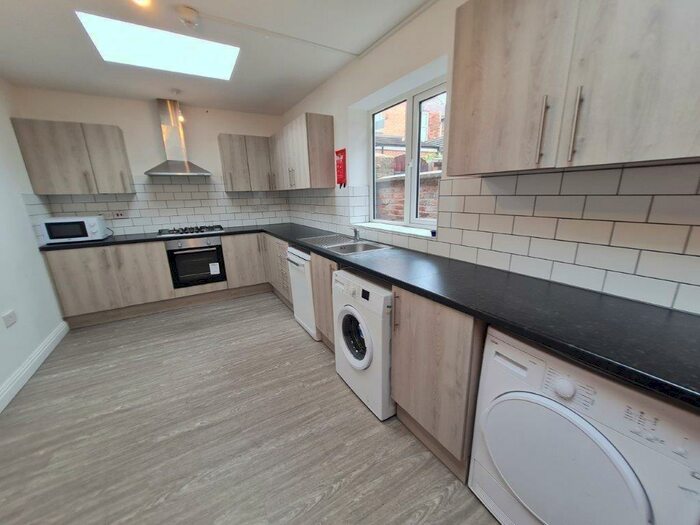 6 Bedroom House Of Multiple Occupation To Rent In Cawdor Road, Manchester, Greater Manchester, M14