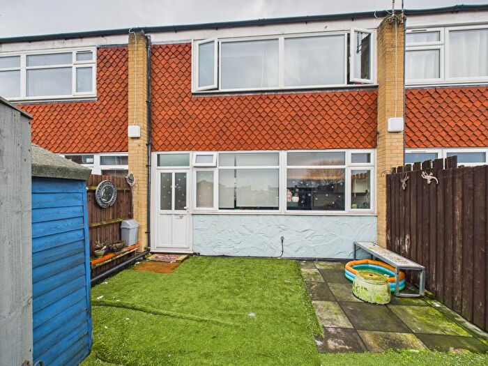 3 Bedroom Maisonette To Rent In St. Johns Way, Corringham, SS17