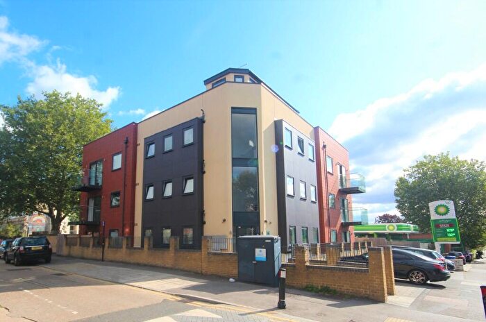 1 Bedroom Flat To Rent In Snakes Lane East, Woodford Green, Essex, IG8