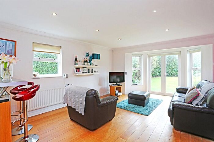 2 Bedroom Flat To Rent In Clarence Mews, Clapham South, SW12