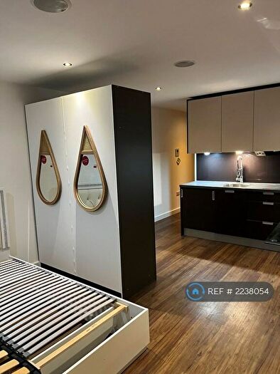 Studio To Rent In East Drive, London, NW9