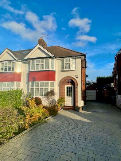 3 Bedroom Semi-Detached House To Rent In Wolstonbury, Woodside Park, N12