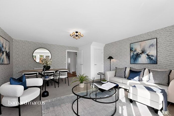 2 Bedroom Flat For Sale In Haroldslea Drive, Horley, RH6