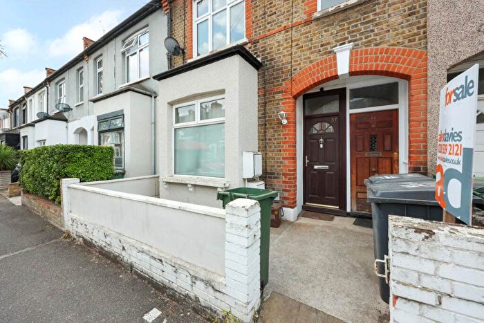 2 Bedroom Flat For Sale In Northbank Road, London, E17