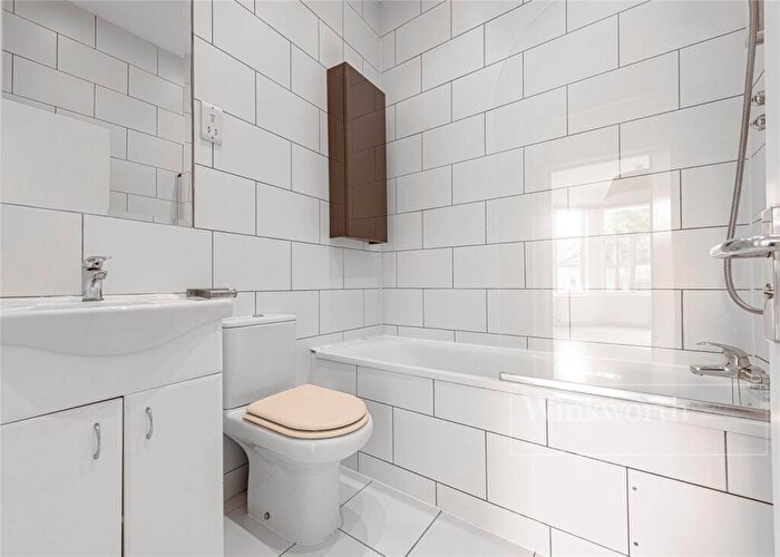 2 Bedroom Apartment For Sale In Wrentham Avenue, London, NW10