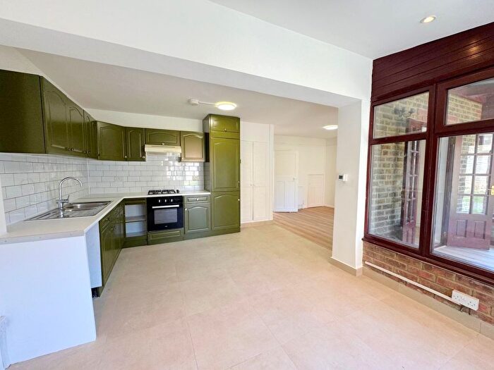 3 Bedroom Semi-Detached House To Rent In East Acton, London, W12