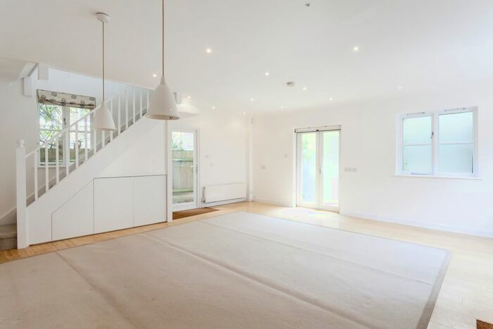 2 Bedroom Cottage To Rent In Clarendon Road, London, W11