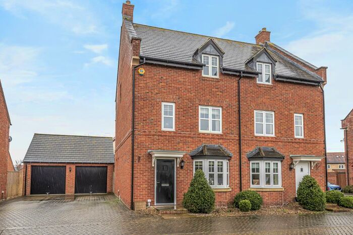 4 Bedroom Town House To Rent In Bicester, Oxfordshire, OX26