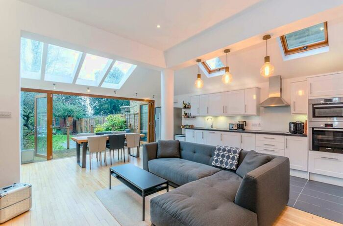 2 Bedroom Flat To Rent In Gondar Gardens, West Hampstead, London, NW6