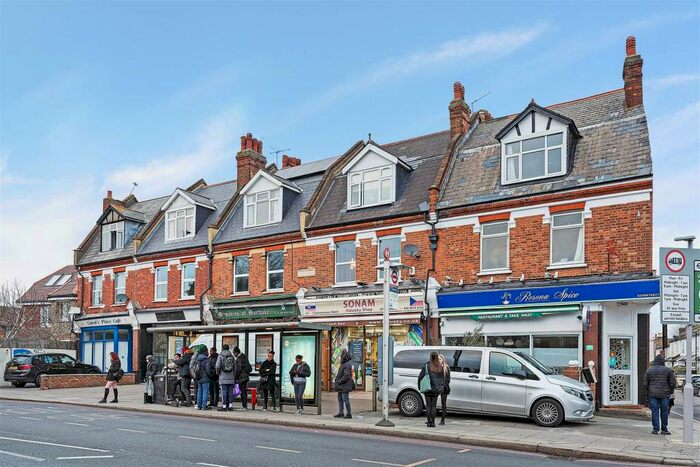 3 Bedroom Flat To Rent In Upper Richmond Road West, East Sheen, SW14