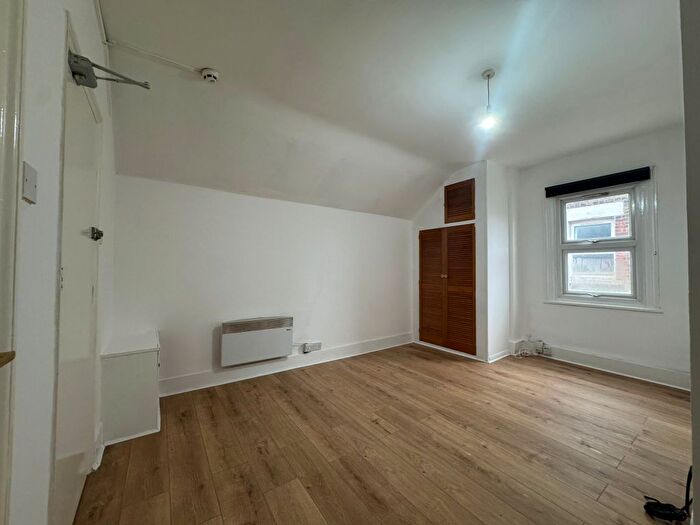 1 Bedroom Studio To Rent In Hanworth Road, Hounslow, TW3