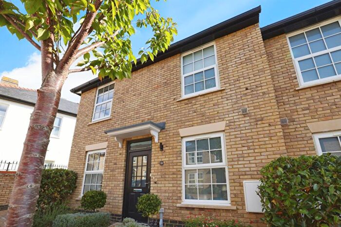 3 Bedroom Semi-Detached House For Sale In Barker Close, Salisbury, SP2