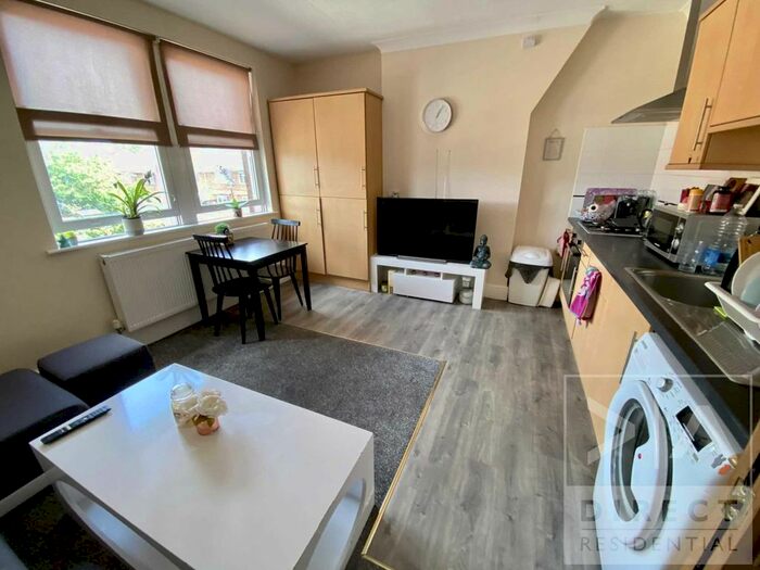 2 Bedroom Flat To Rent In Upper High Street, Epsom, KT17