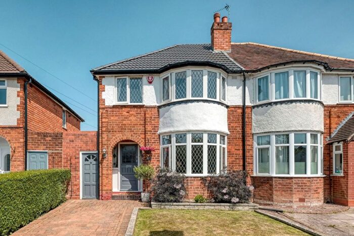 3 Bedroom Semi Detached House For Sale In Alvechurch Road, Birmingham, B31