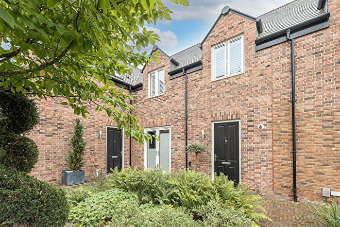 3 Bedroom Terraced House For Sale In Gibbs Close, Harpenden, AL5