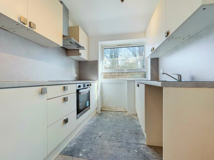 2 Bedroom Flat To Rent In Links Close, BN41