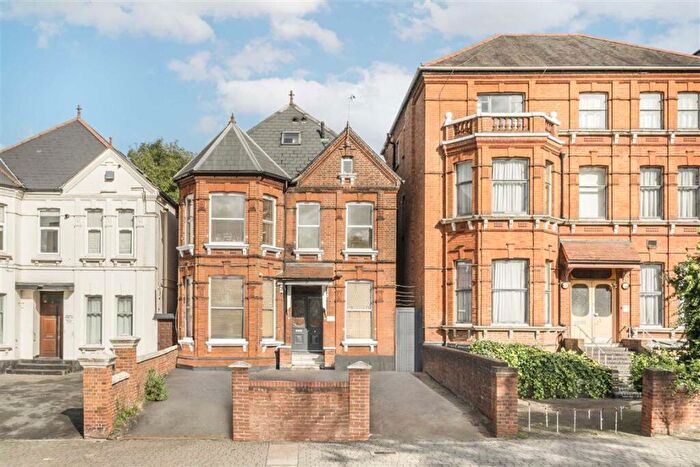 2 Bedroom Flat For Sale In Shoot Up Hill, Cricklewood, NW2