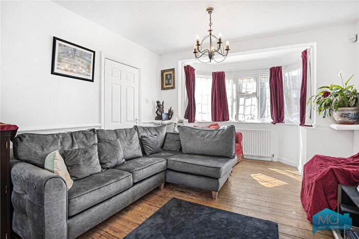 3 Bedroom Terraced House For Sale In Osidge Lane, London, N14