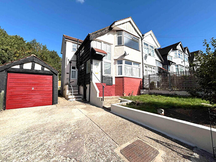 2 Bedroom Maisonette To Rent In Oak Tree Dell, Kingsbury, London, NW9
