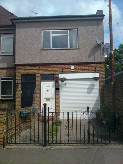 3 Bedroom Flat To Rent In Seven Kings, Ilford, Essex, IG3