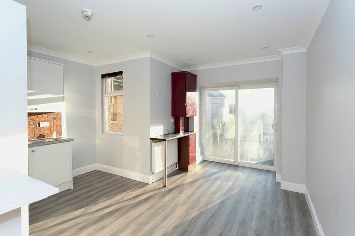 1 Bedroom Flat To Rent In High Street, Bushey, Hertfordshire, WD23