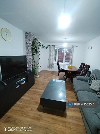 2 Bedroom Flat To Rent In Littlebrook Avenue, Slough, SL2