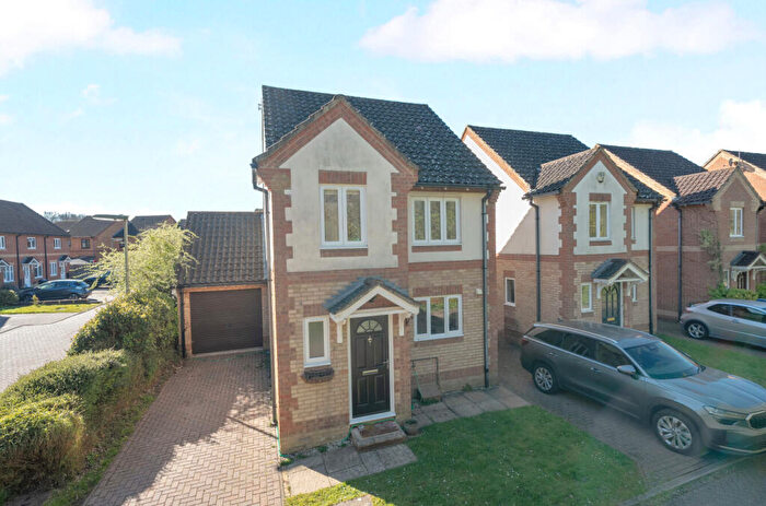 3 Bedroom Detached House For Sale In Hoebrook Close, Woking, Surrey, GU22