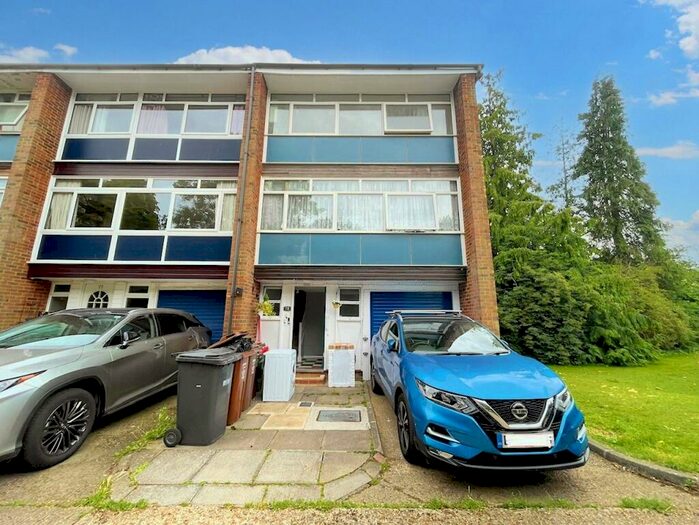 1 Bedroom Flat To Rent In Abbots Park, St. Albans, Hertfordshire, AL1