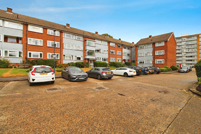 2 Bedroom Flat To Rent In Dove Park, Hatch End, HA5