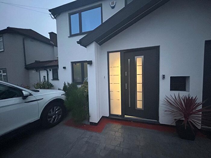 Semi-Detached House To Rent In Lothian Avenue, Hayes, UB4