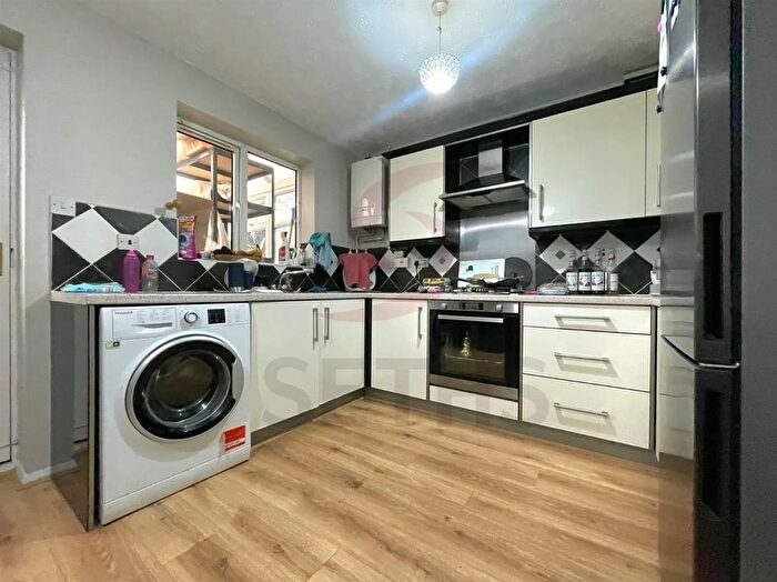 3 Bedroom Semi-detached House To Rent In Samphire Close, Hamilton, Leicester, LE5