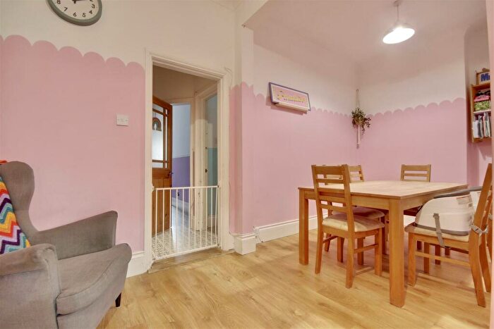 2 Bedroom Flat For Sale In Francis Avenue, Southsea, PO4
