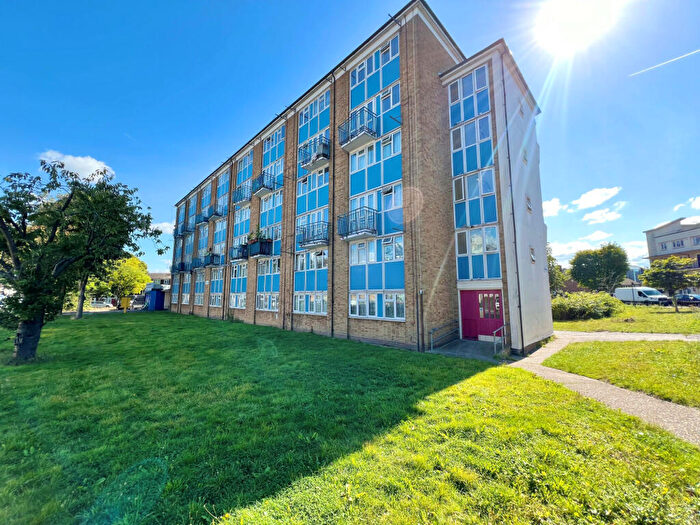 3 Bedroom Flat To Rent In Acacia House, Douglas Road, Wood Green, N22