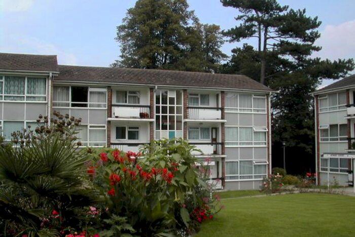 2 Bedroom Flat To Rent In Winnals Park, Haywards Heath, RH16