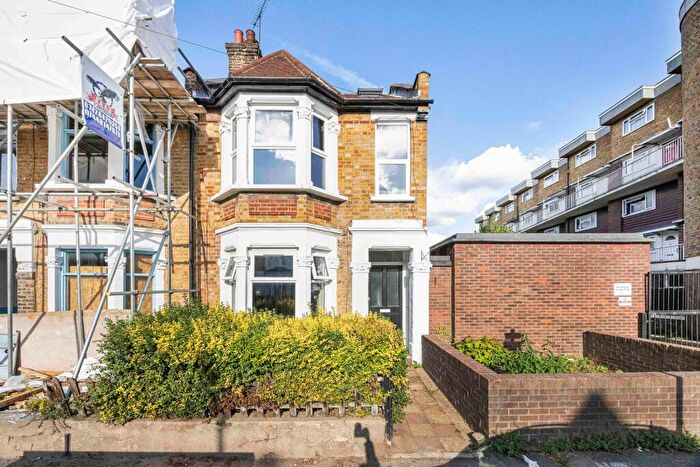 2 Bedroom Flat For Sale In Lea Hall Road, Leyton, E10