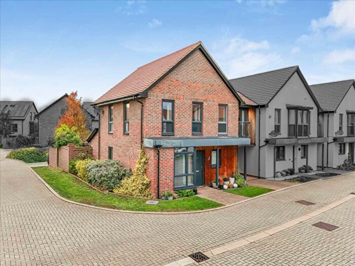 3 Bedroom Link Detached House For Sale In Abacus Drive, Oakgrove, Milton Keynes, MK10