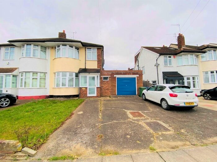 3 Bedroom Semi-Detached House To Rent In Gallants Farm Road, East Barnet, EN4