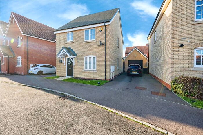 3 Bedroom Detached House For Sale In Fylingdales Avenue, Shortstown, Bedford, Bedfordshire, MK42
