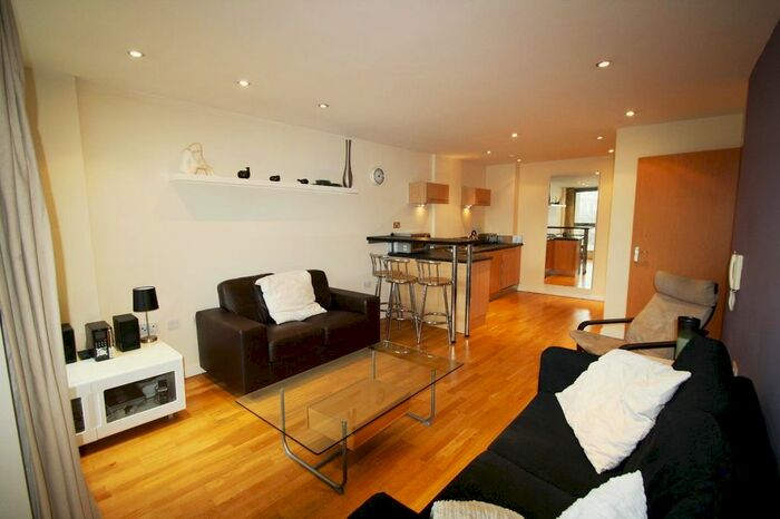 2 Bedroom Flat To Rent In Gotts Road, Leeds, West Yorkshire, Uk, LS12