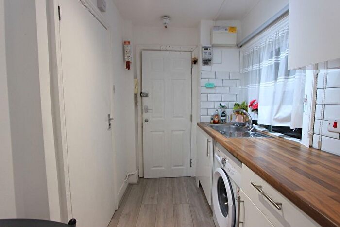 Studio To Rent In North End Road, London, W14