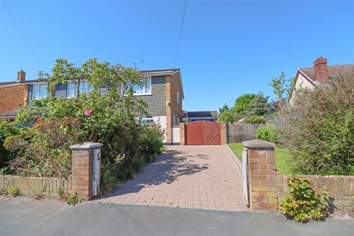 3 Bedroom Semi-Detached House For Sale In Deirdre Avenue, Wickford, SS12