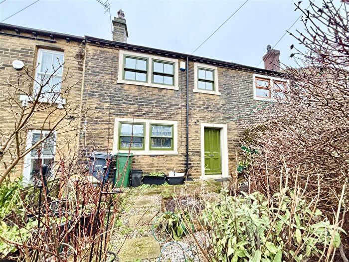 2 Bedroom Cottage For Sale In Back Field, Thornton, BD13