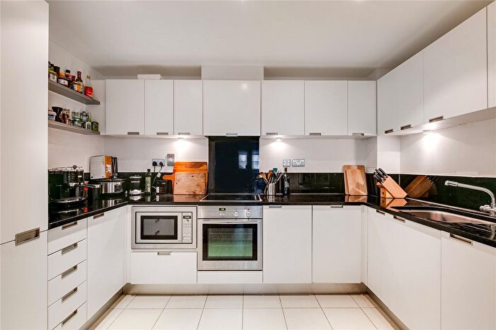 2 Bedroom Flat To Rent In Castle Court, Brewhouse Lane, SW15
